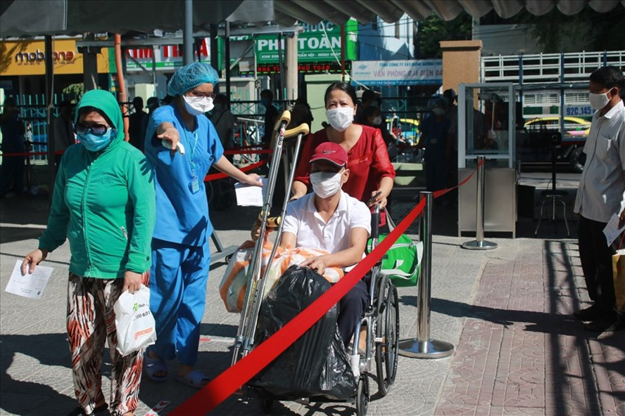  Một người đi cấp cứu ở Bệnh viện Đà Nẵng, xét nghiệm dương tính SARS-CoV-2. Ảnh minh hoạ: TT