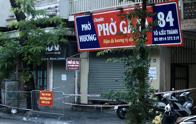 Một quán ăn trên phố Tô Hiến Thành là nơi các ca dương tính SARS-CoV-2 từng tới ăn bị phong tỏa - Ảnh: Ngô Nhung Một quán ăn trên phố Tô Hiến Thành là nơi các ca dương tính SARS-CoV-2 từng tới ăn bị phong tỏa - Ảnh: Ngô Nhung