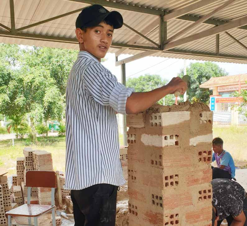 Học viên học nghề xây dựng tại Trung tâm Giáo dục nghề nghiệp-Giáo dục thường xuyên huyện Mang Yang. Ảnh: B.T