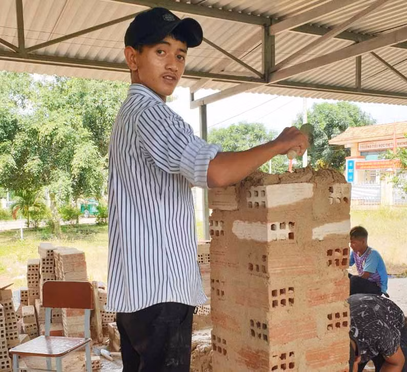 Học viên học nghề xây dựng tại Trung tâm Giáo dục nghề nghiệp-Giáo dục thường xuyên huyện Mang Yang. Ảnh: B.T