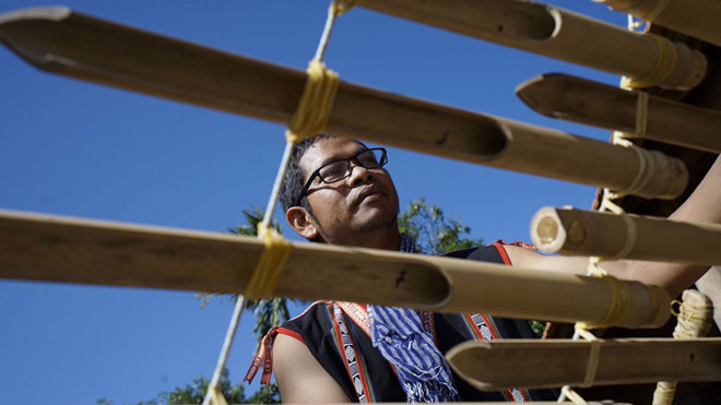 A Ngưi biểu diễn đàn tơ rưng phục vụ du khách. Theo T.H