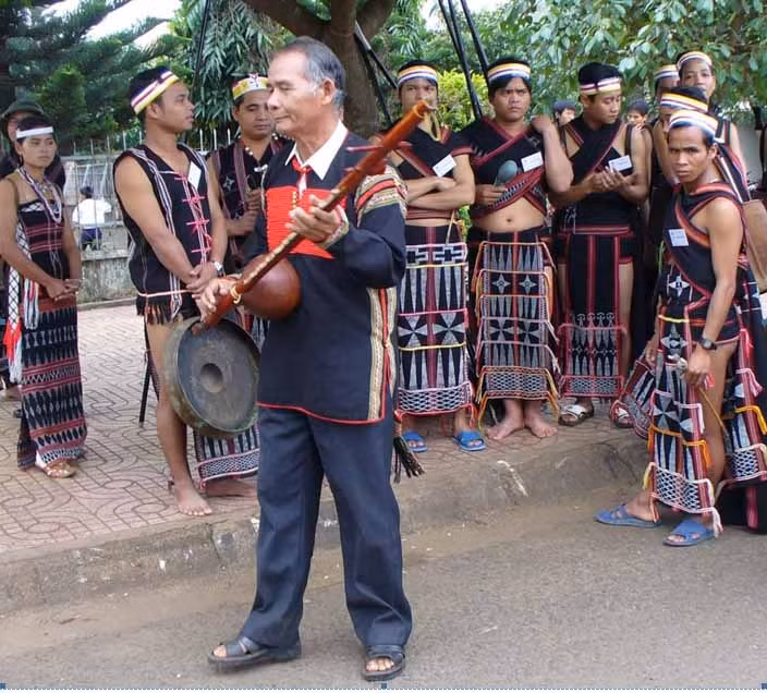 Quả bầu được chế tác thành hộp cộng âm của đàn goong. Ảnh: Thanh Lan