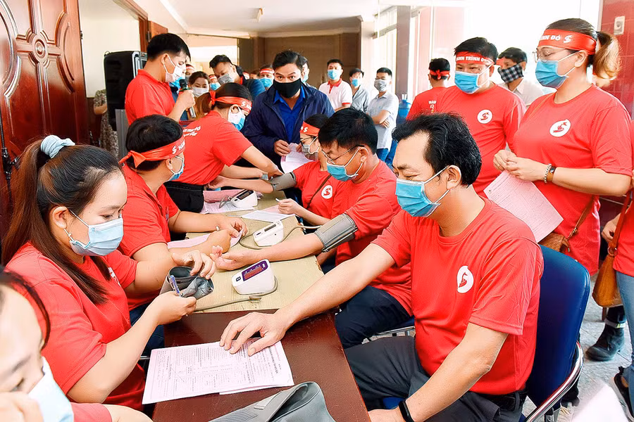 Cán bộ, công chức, viên chức, người lao động Công đoàn Báo Gia Lai đo huyết áp trước khi hiến máu. Ảnh: Đức Thụy