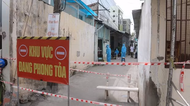  Phong tỏa hẻm 49 đường Lý Thường Kiệt, Trà Vinh. (Ảnh: Thanh Hòa/TTXVN)