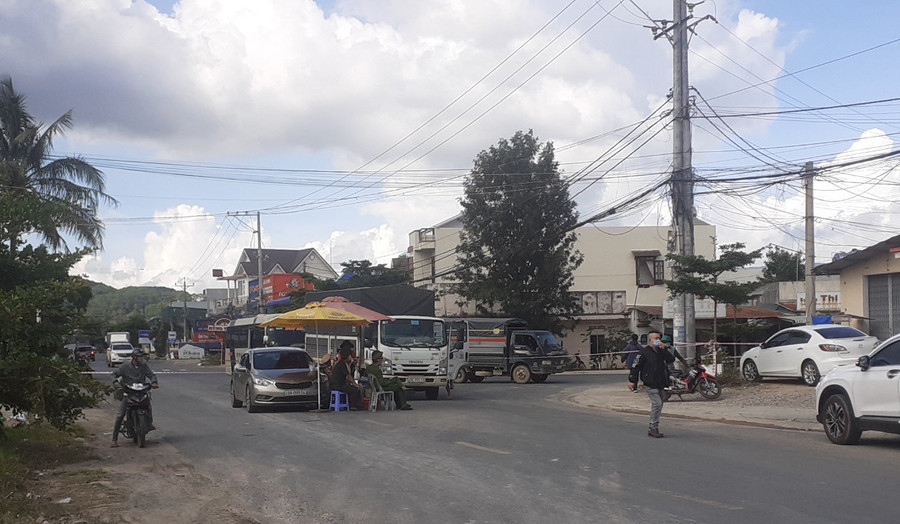 Phong tỏa Ql27 đoạn qua TT Thạnh Mỹ. ẢNH: GIA BÌNH