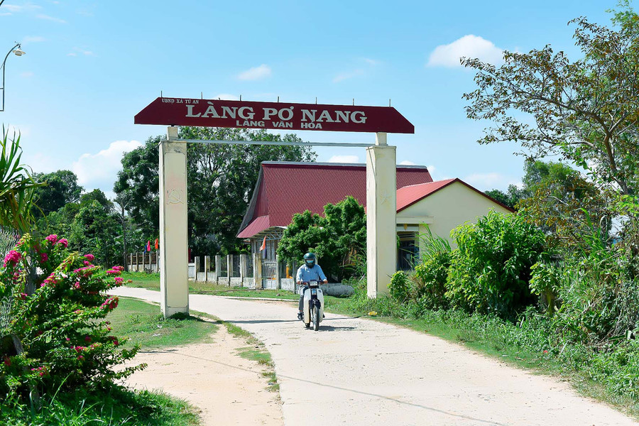 1.Nhờ có các chính sách đầu tư, hỗ trợ của Nhà nước, đồng bào dân tộc thiểu số ở thị xã An Khê có thêm điều kiện để phát triển kinh tế. Đặc biệt, các công trình điện, đường, trường, trạm đã góp phần quan trọng trong việc nâng cao đời sống của người dân.