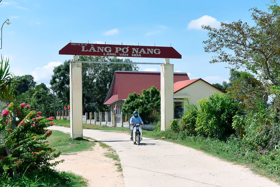 1.Nhờ có các chính sách đầu tư, hỗ trợ của Nhà nước, đồng bào dân tộc thiểu số ở thị xã An Khê có thêm điều kiện để phát triển kinh tế. Đặc biệt, các công trình điện, đường, trường, trạm đã góp phần quan trọng trong việc nâng cao đời sống của người dân.