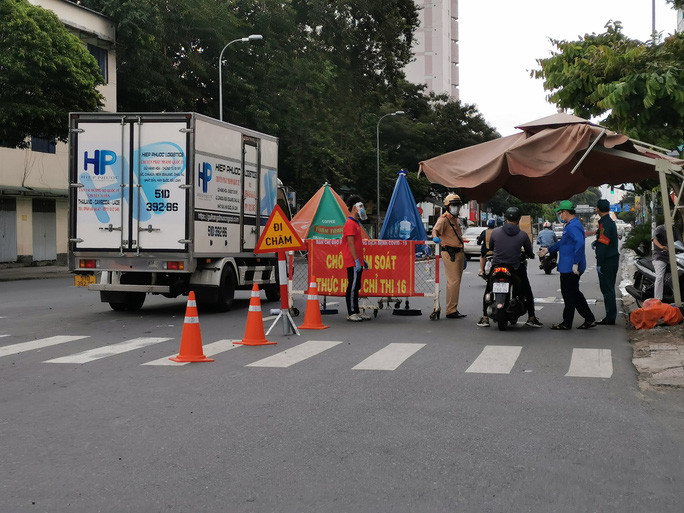  TP HCM tăng cường các giải pháp mạnh thực hiện Chỉ thị 16 (Trong ảnh là trạm kiểm soát thực hiện Chỉ thị 16 trên địa bàn quận Bình Thạnh sáng 24-7) Ảnh: KIẾN QUÝ