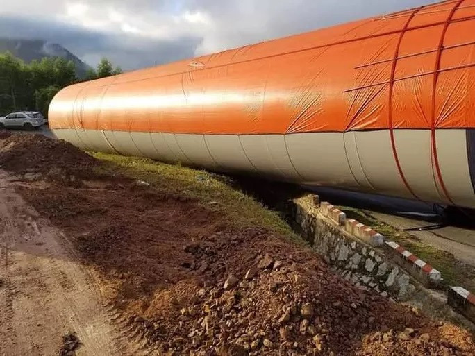 Cơ quan chức năng mở đường tạm để giải phóng giao thông. Ảnh Facebook