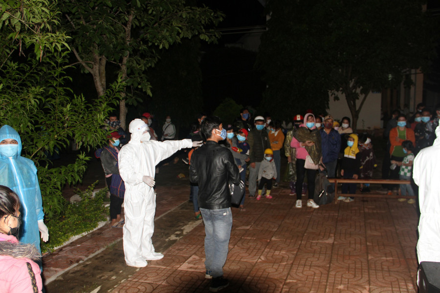 Người dân trở về Đắk Lắk từ Đồng Nai được hướng dẫn xét nghiệm nhanh. Ảnh: Hoàng Bình