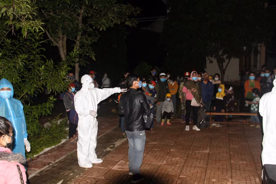 Người dân trở về Đắk Lắk từ Đồng Nai được hướng dẫn xét nghiệm nhanh. Ảnh: Hoàng Bình