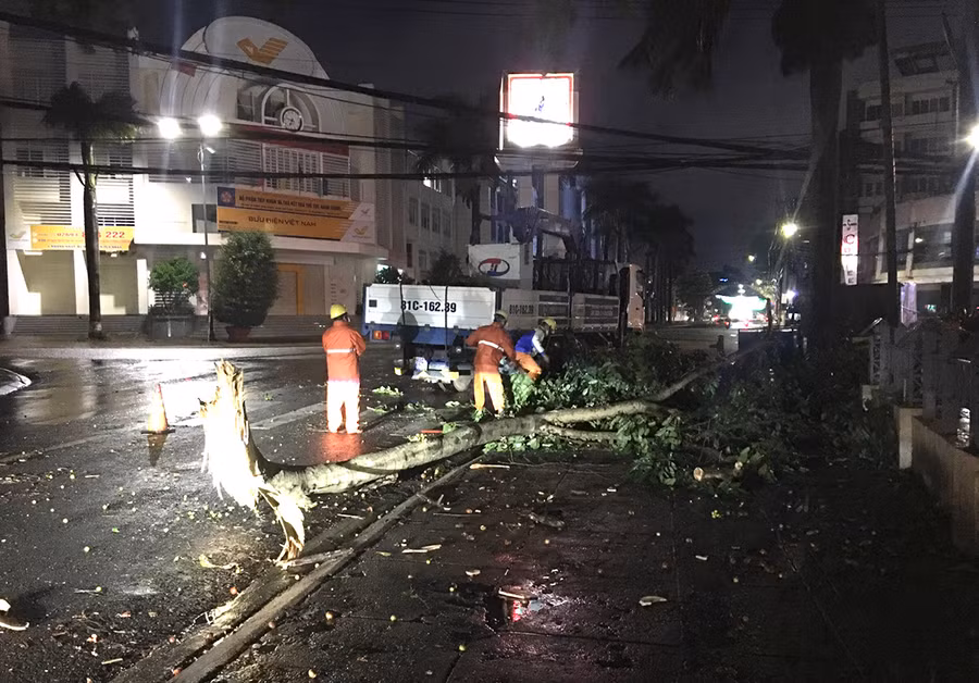  Cây xanh trên đường Hùng Vương bị ngã ra lòng đường. Ảnh: R'Ô HOK