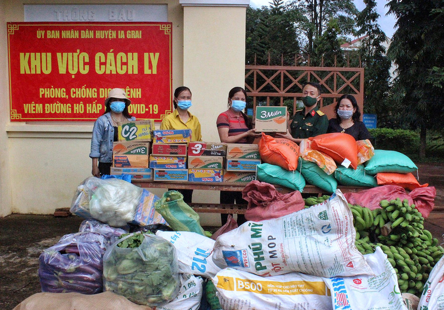  Hội Liên hiệp Phụ nữ huyện Ia Grai phối hợp với các ban, ngành tặng nhu yếu phẩm (gồm 200 kg gạo, 20 thùng mì tôm, 540 kg rau củ quả) do hội viên, phụ nữ xã Ia Sao đóng góp cho công dân cách ly và lực lượng đang làm nhiệm vụ phòng-chống dịch ở khu cách ly tại Trường Dân tộc Nội trú huyện Ia Grai.