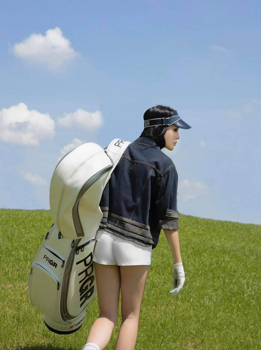 Golf là môn thể thao đặc thù, bởi bộ đồ chơi Golf lớn, không gian chơi rộng, để có thể chơi nó không chỉ cần thể lực mà còn cần vóc dáng tốt.