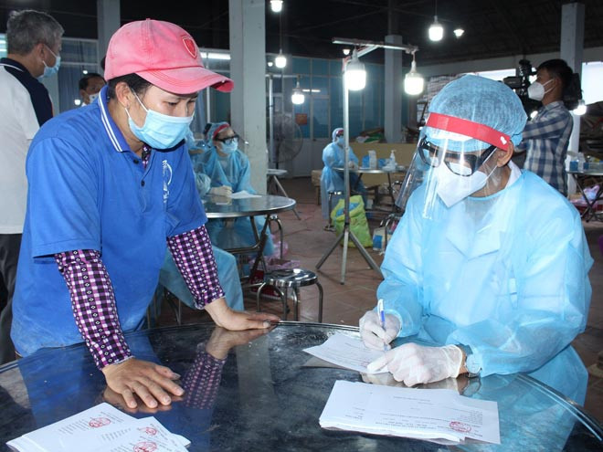 Khai báo y tế, lấy mẫu xét nghiệm sàng lọc Covid-19 tại TX.Hoài Nhơn. ẢNH: KIM LOAN