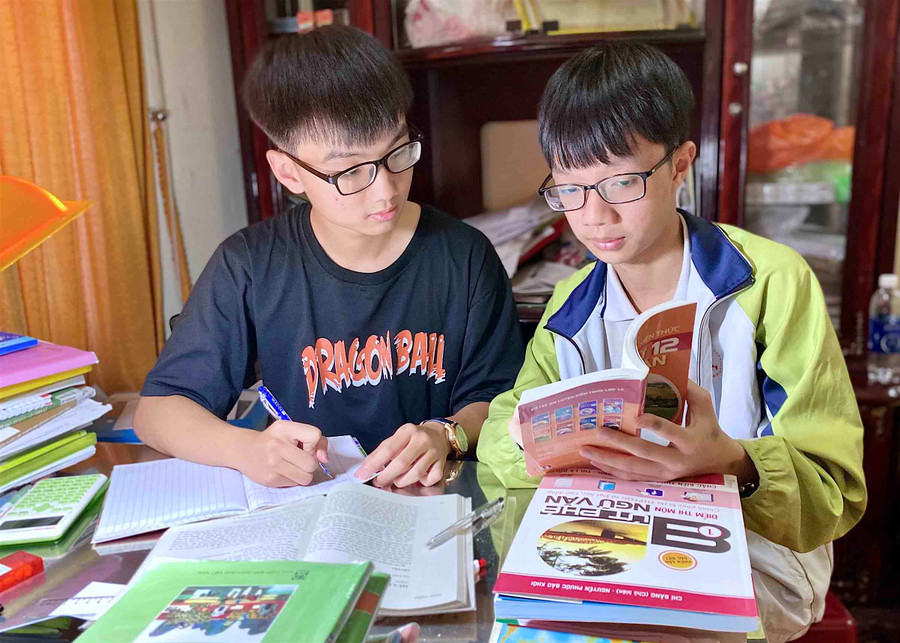 Dù trải qua nghịch cảnh nhưng Vũ Quốc Bảo (bìa phải) và Vũ Quốc Khánh luôn có nghị lực vươn lên trong học tập. Ảnh: Mộc Trà