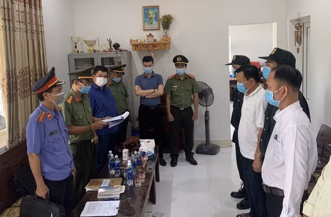  Cơ quan công an khởi tố bị can, bắt tạm giam Giám đốc và Phó Giám đốc Cảng hàng không quốc tế Phú Bài về hành vi tham ô tài sản. Ảnh: CACC