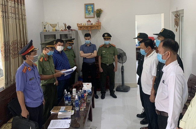  Cơ quan công an khởi tố bị can, bắt tạm giam Giám đốc và Phó Giám đốc Cảng hàng không quốc tế Phú Bài về hành vi tham ô tài sản. Ảnh: CACC