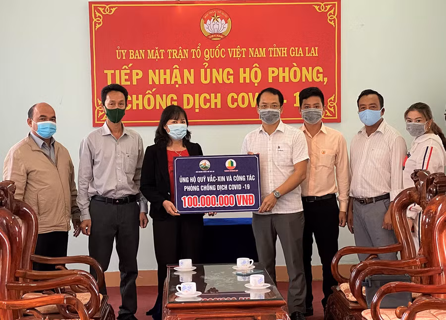  Công ty cổ phần xây dựng Trung Nguyên trao số tiền ủng hộ 100 triệu đồng vào quỹ vắcxin phòng chống Covid tỉnh. Ảnh: Hà Đức Thành