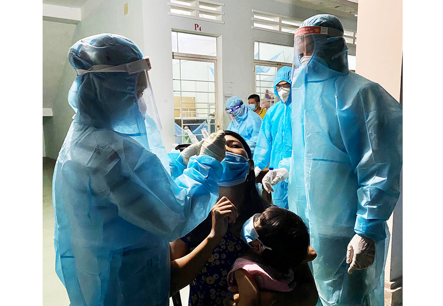  Lực lượng y tế lấy mẫu xét nghiệm cho các trường hợp F1, F2 tại huyện Ia Pa trong đêm 16-7. Ảnh: Như Nguyện