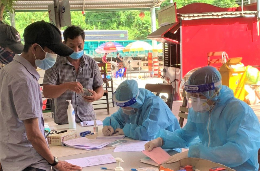 Người từ địa phương khác về Lâm Đồng khai báo y tế tại chốt kiểm soát dịch Covid-19. Ảnh: Trùng Dương
