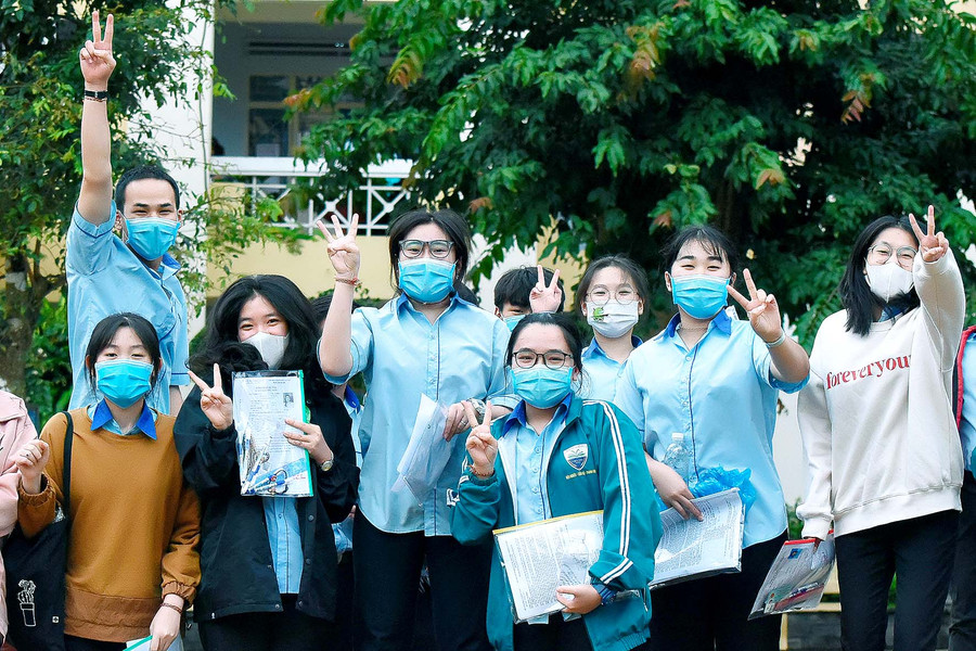 Nhiều thí sinh phấn khởi rời khỏi điểm thi sau khi hoàn thành bài thi Ngữ văn. Ảnh: Đức Thụy Nhiều thí sinh phấn khởi rời khỏi điểm thi sau khi hoàn thành bài thi Ngữ văn. Ảnh: Đức Thụy