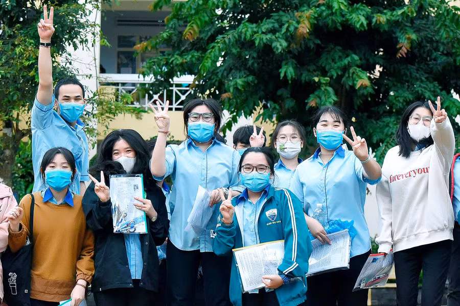 Nhiều thí sinh phấn khởi rời khỏi điểm thi sau khi hoàn thành bài thi Ngữ văn. Ảnh: Đức Thụy