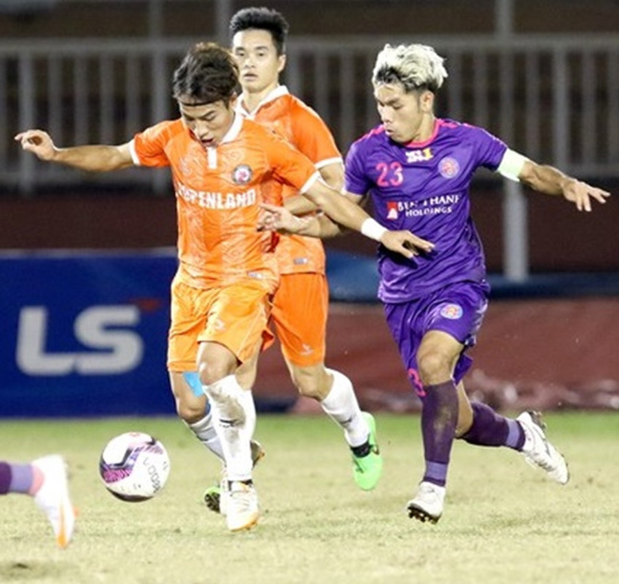 Lê Tiến Anh (trái) không có chiều cao nổi bật nhưng rất khéo léo. ẢNH: KHẢ HÒA