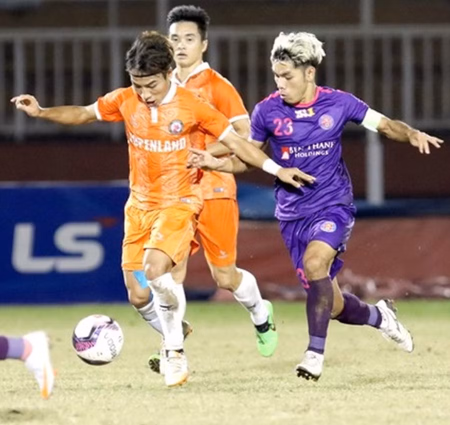 Lê Tiến Anh (trái) không có chiều cao nổi bật nhưng rất khéo léo. ẢNH: KHẢ HÒA