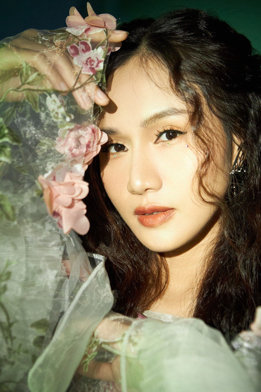 Như Thùy bày tỏ cô thấy hoàn cảnh của chính mình trong ca khúc Mong sao hết dịch. ẢNH: NVCC