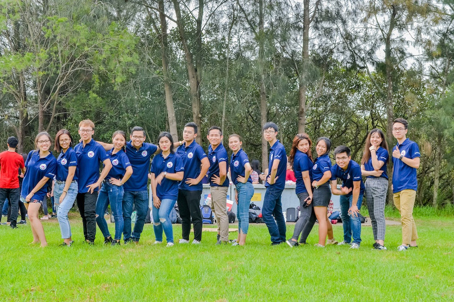 Anh Bình và các bạn sinh viên Việt Nam tại Úc. ẢNH NVCC