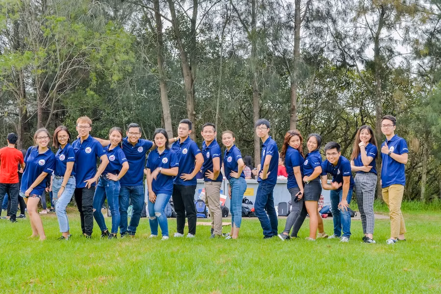 Anh Bình và các bạn sinh viên Việt Nam tại Úc. ẢNH NVCC