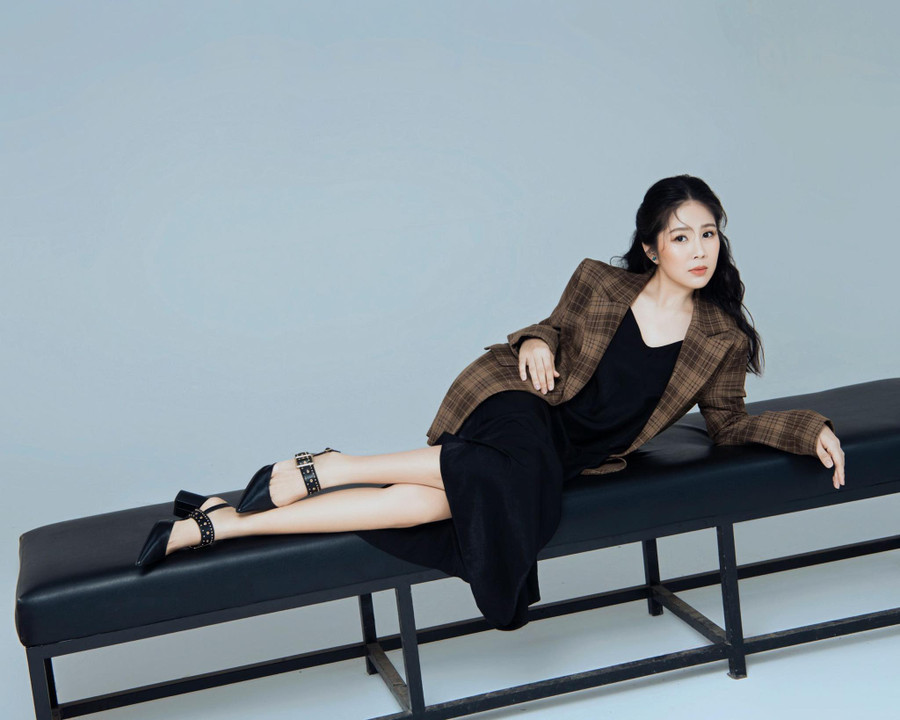 Song song đó, nữ diễn viên còn tinh tế trong việc kết hợp đầm suông với áo khoác blazer bên ngoài. Cô cũng lựa chọn kiểu tóc uốn xoăn và cách trang điểm nhẹ nhàng để tăng thêm phần trẻ trung. ẢNH: NVCC