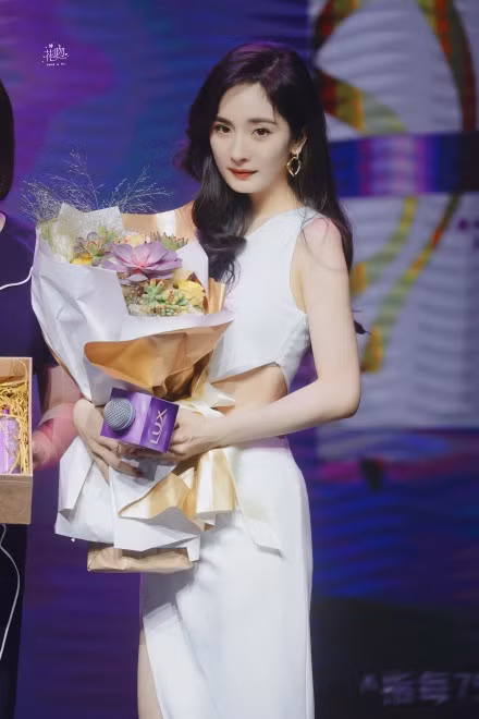 Mẫu đầm này cũng được Dương Mịch diễn trong một sự kiện mới đây, cô kết hợp cùng sandal cao gót tiệp màu khiến mỹ nhân 