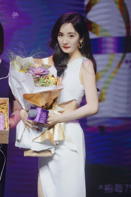 Mẫu đầm này cũng được Dương Mịch diễn trong một sự kiện mới đây, cô kết hợp cùng sandal cao gót tiệp màu khiến mỹ nhân 