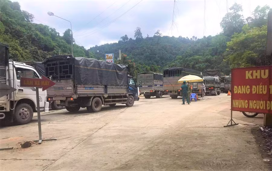 Chốt kiểm soát, phòng chống dịch tại đèo Chuối là cửa ngõ nối TP.HCM và các tỉnh miền Đông, miền Tây Nam Bộ vào Lâm Đồng luôn đông đúc phương tiện. ẢNH: TRÙNG DƯƠNG