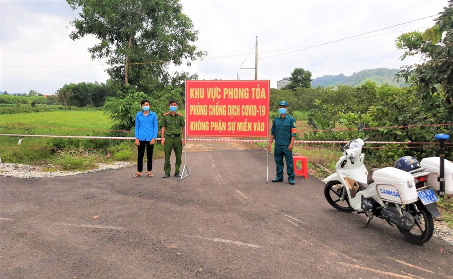 Với 1 ca dương tính với Covid-19, H.Đạ Huoai đang phong tỏa xóm Đạ Gối (xã Đạ Oai) để phòng chống, dập dịch. ẢNH: TRÙNG DƯƠNG