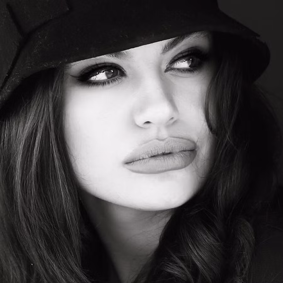 Ở nhiều góc chụp, mỹ nhân 9X bị lầm tưởng là minh tinh đình đám sinh năm 1975. ẢNH: INSTAGRAM NV