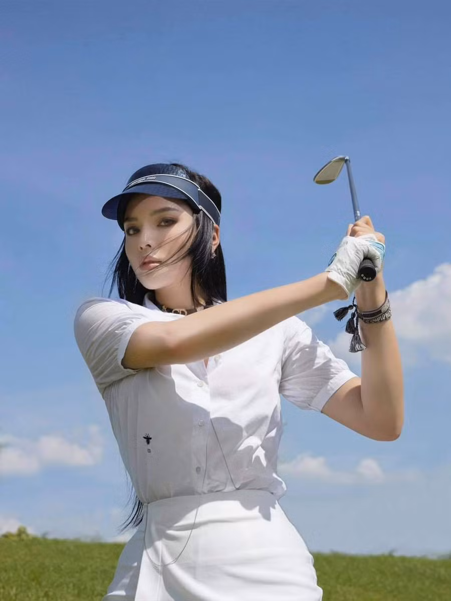 Vóc dáng cao lớn, Hoa hậu Nguyễn Cao Kỳ Duyên rất hợp với những bộ đồ thể thao sexy khoe đôi chân thon dài nuột nà..