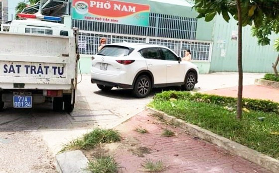  Lực lượng chức năng phát hiện tài xế cùng ô tô tại một hẻm cụt, khu vực chung cư Simona Hoàng Văn Thụ. Ảnh SOS Bình Định