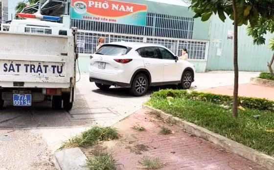  Lực lượng chức năng phát hiện tài xế cùng ô tô tại một hẻm cụt, khu vực chung cư Simona Hoàng Văn Thụ. Ảnh SOS Bình Định