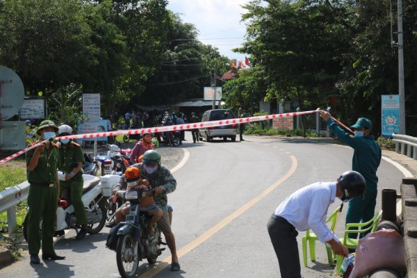 Khoanh vùng truy vết người liên quan ca nhiễm Covid-19 ở H. Đạ Tẻh - ẢNH: TRÙNG DƯƠNG