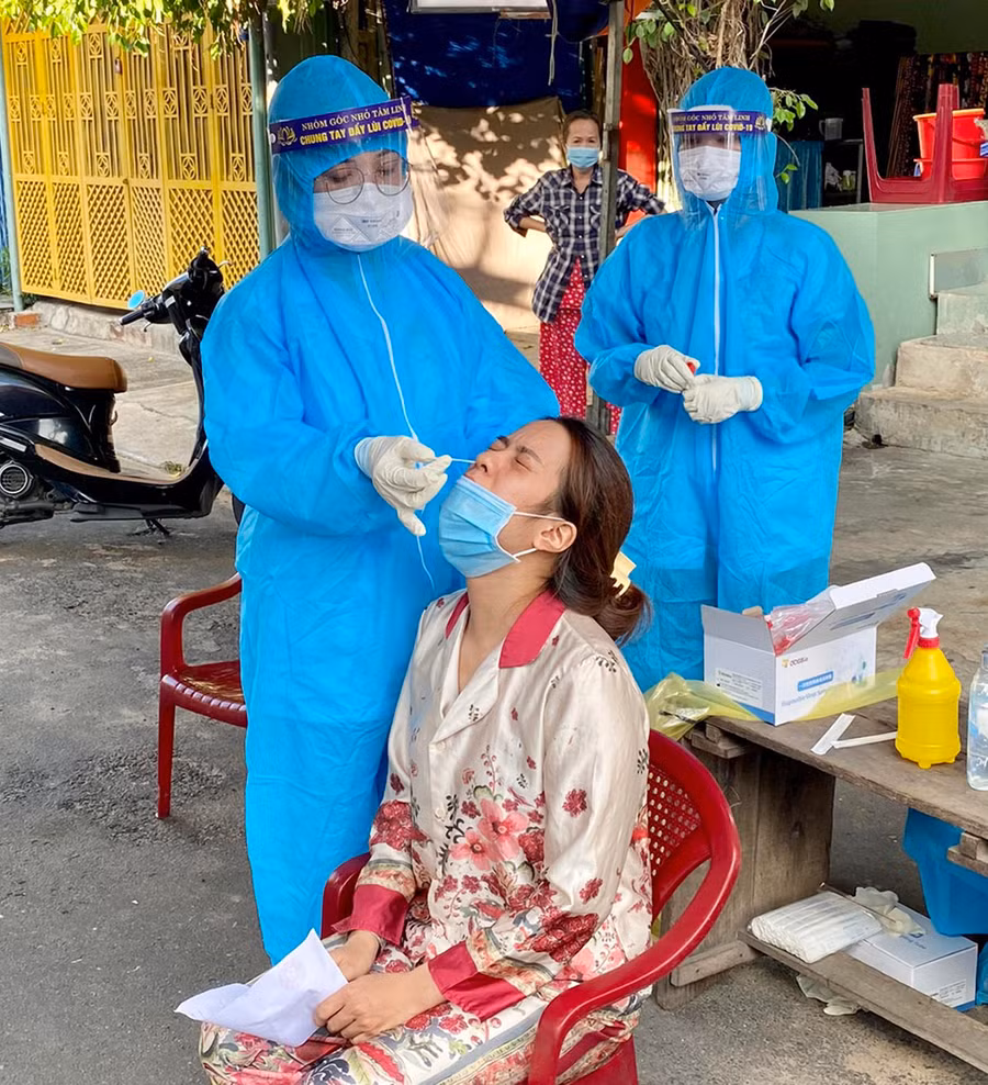  Hiện ngành chức năng tiến hành truy vết, lấy mẫu xét nghiệm các trường hợp liên quan (ảnh minh họa). Ảnh: Như Nguyện