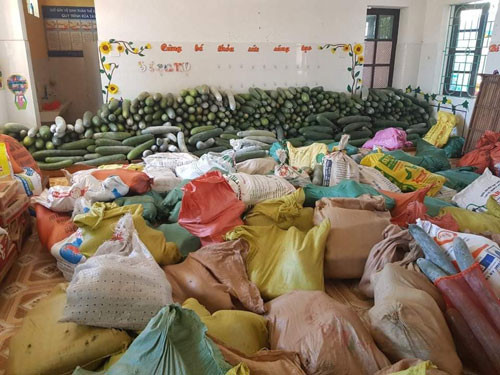 Nông sản do bà con tự sản xuất mang tới điểm tập kết ngày càng nhiều .Ảnh: VĨNH GIA