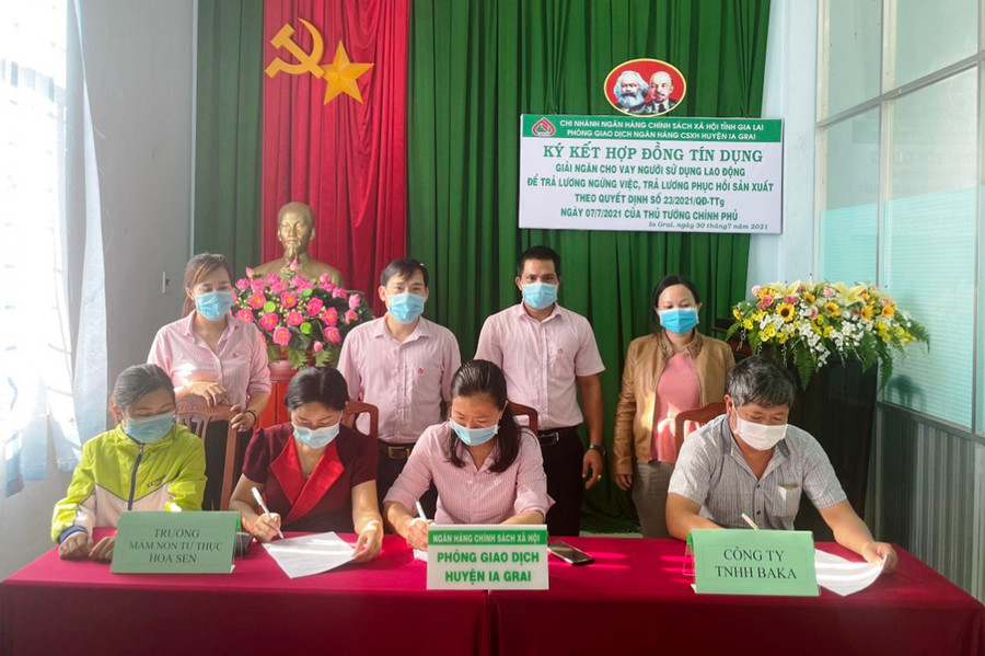 Lễ ký kết giữa đại diện Phòng Giao dịch Ngân hàng Chính sách Xã hội huyện Ia Grai với các doanh nghiệp. Ảnh: Minh Thoan Lễ ký kết giữa đại diện Phòng Giao dịch Ngân hàng Chính sách Xã hội huyện Ia Grai với các doanh nghiệp. Ảnh: Minh Thoan