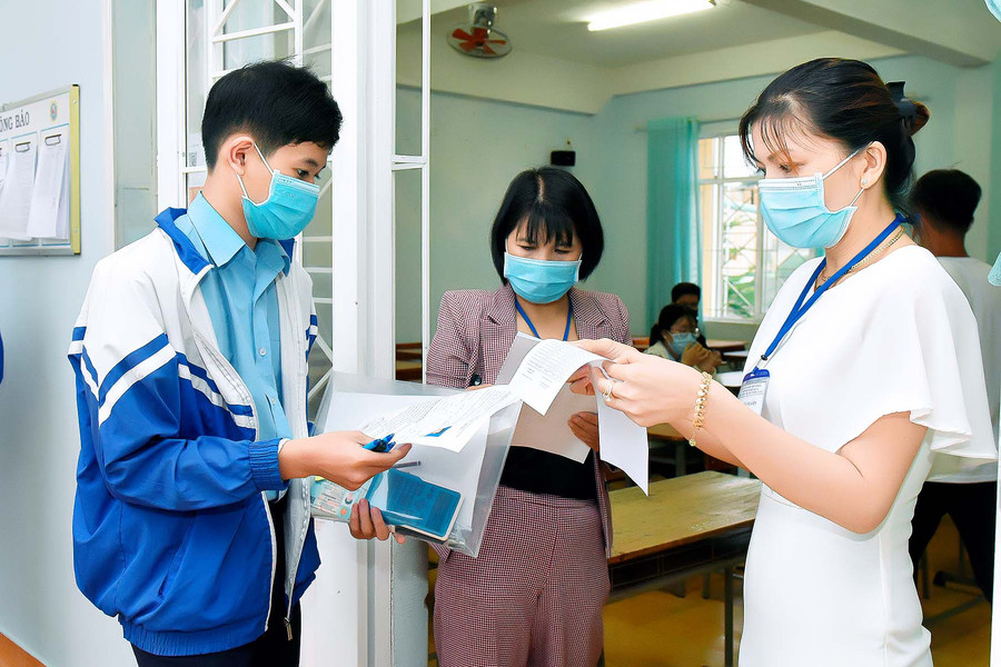 Trước khi bắt đầu thi, giám thị đã tiến hành kiểm tra lại thông tin của thí sinh. Ảnh: Đức Thụy