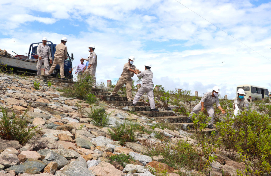 Công ty Thủy điện An Khê-Ka Nak diễn tập xử lý tình huống sạt lở mái đập hồ chứa. Ảnh: Ngọc Minh