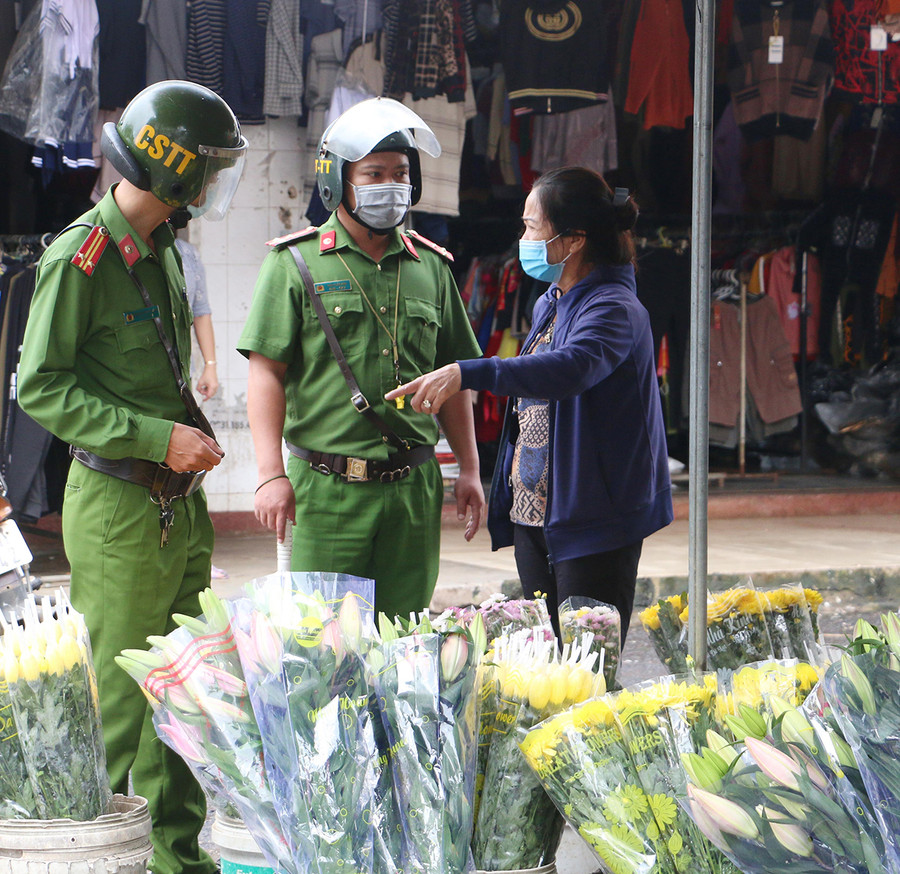 Lực lượng Công an yêu cầu tiểu thương tại Trung tâm Thương mại Pleiku đảm bảo an toàn phòng-chống dịch. Ảnh: Quang Tấn Lực lượng Công an yêu cầu tiểu thương tại Trung tâm Thương mại Pleiku đảm bảo an toàn phòng-chống dịch. Ảnh: Quang Tấn