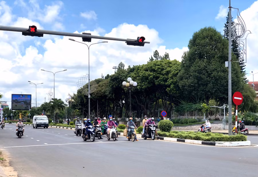 Người tham gia giao thông dừng chờ khi đèn đỏ trên đường Phạm Văn Đồng để rẽ trái qua Phan Đình Phùng (TP. Pleiku). Ảnh: Lê Hòa