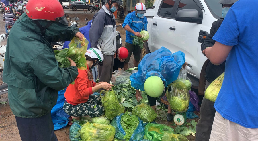 Mặt hàng rau, củ, quả được nhiều người mua. ẢNH: THANH QUÂN